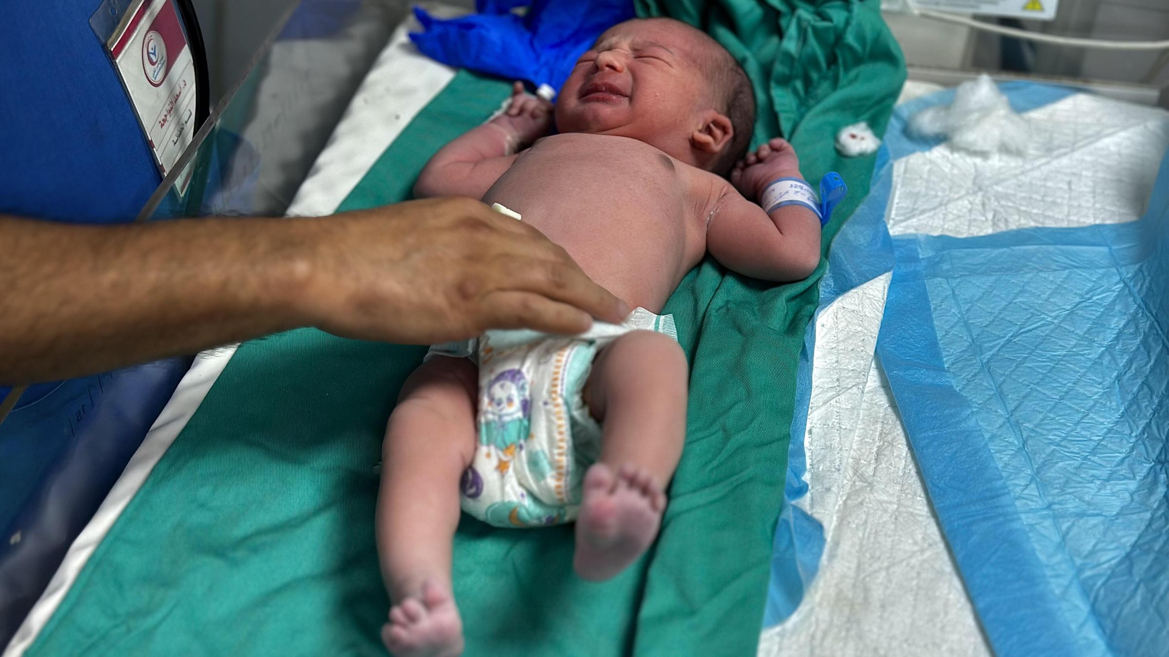 Khan Yunis, Gazastreifen: Ein Säugling wird von einem Arzt in einem Krankenhaus untersucht.
