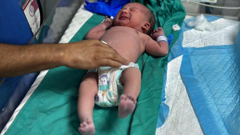 Khan Yunis, Gazastreifen: Ein Säugling wird von einem Arzt in einem Krankenhaus untersucht.