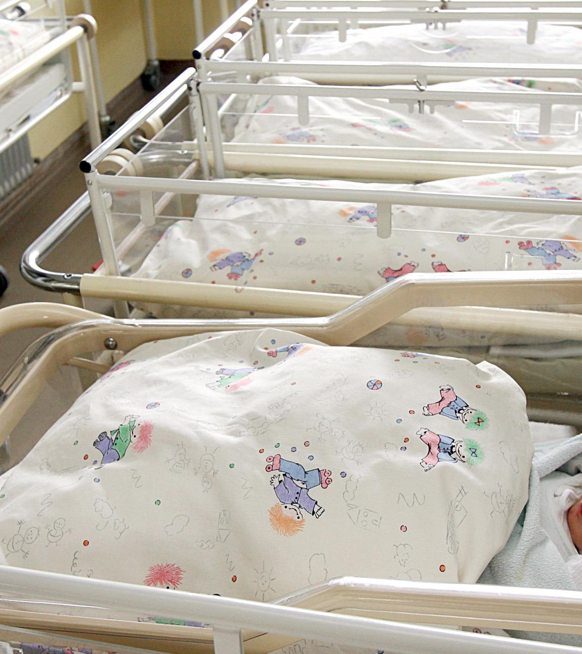 Einzelner Säugling auf der Säuglingsstation (Archivfoto)