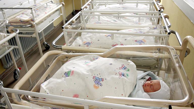 Einzelner Säugling auf der Säuglingsstation (Archivfoto)