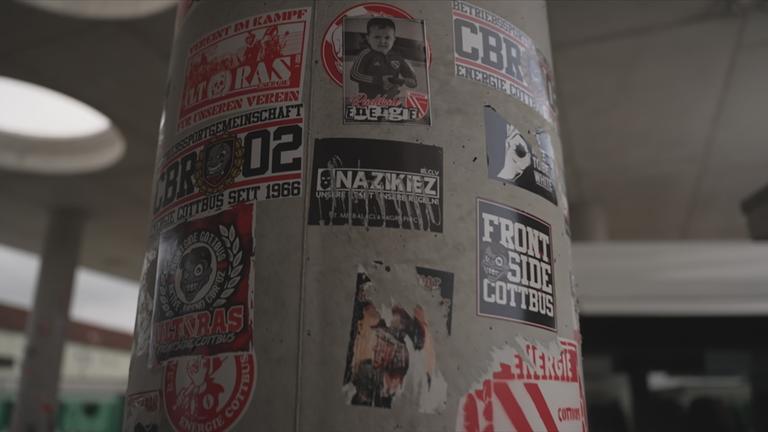 Säule mit rechten Aufklebern