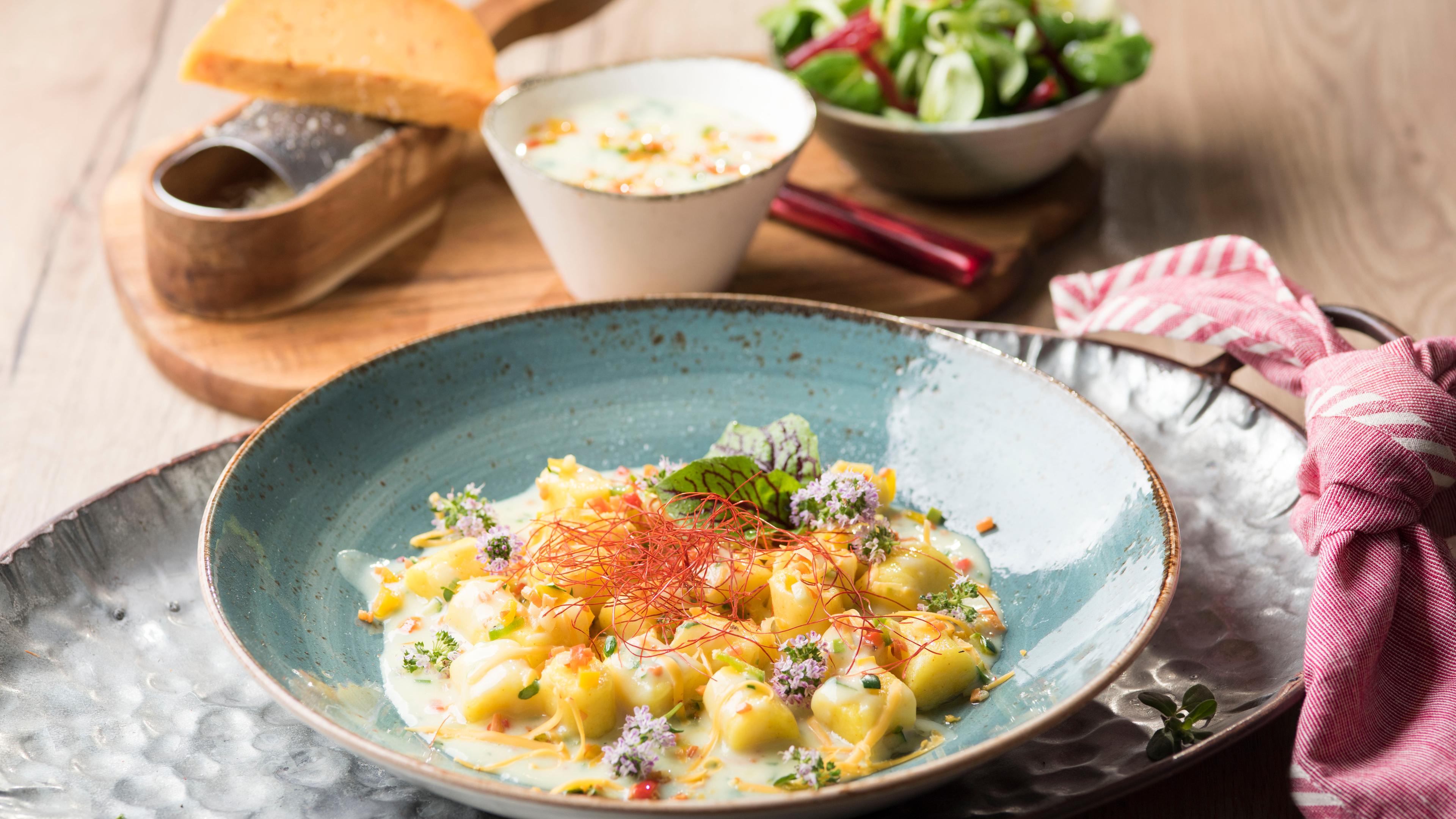 Safran-Gnocchi mit Rapunzelsalat und roter Bete