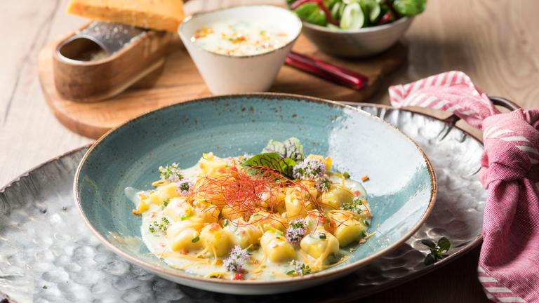 Safran-Gnocchi mit Rapunzelsalat und roter Bete