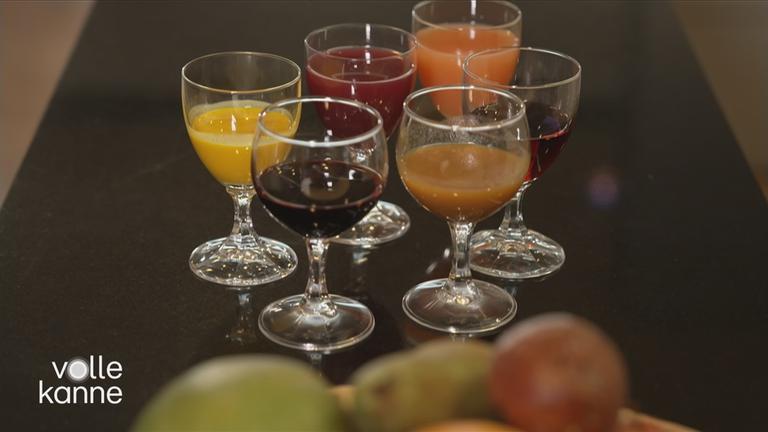 Verschiedene Säfte in verschiedenen Gläsern