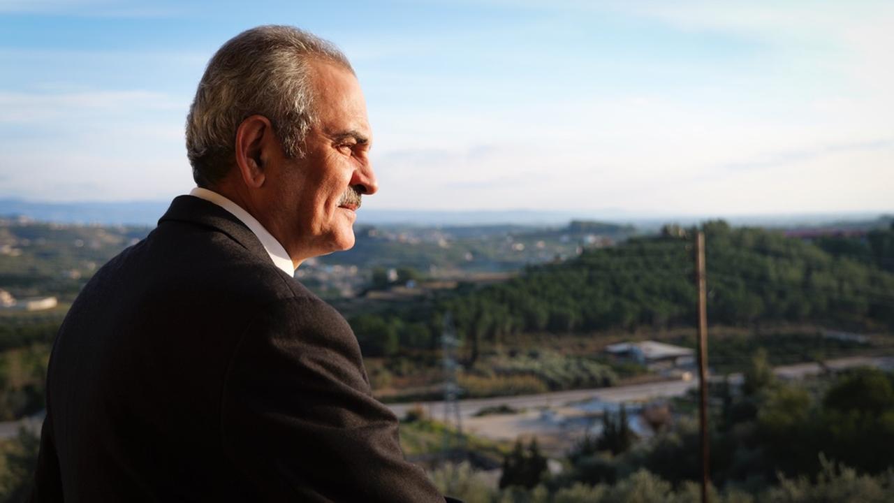 Safwan Bahloul blickt in die Weite über Straßen und Natur