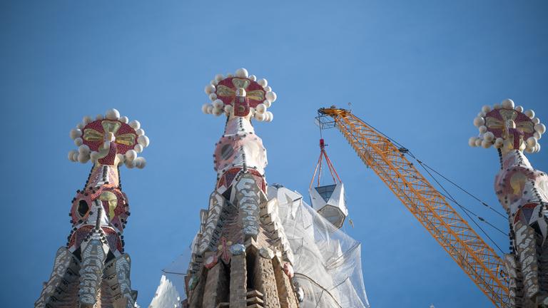 Installation des oberen Arms des Kreuzes des Turms Jesu Christi am 20. Februar 2026 in Barcelona, ​​Katalonien (Spanien).