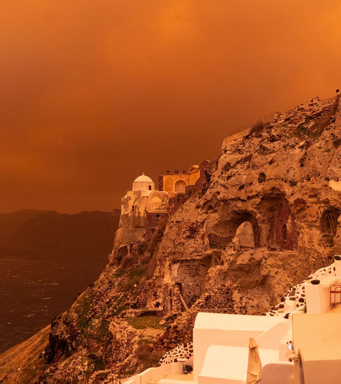 Kräftiger Sturm trägt Sand aus Afrika über die Insel Santorin und färbt den Himmel orangerot ein. Aufgenommen am 01.04.2026.