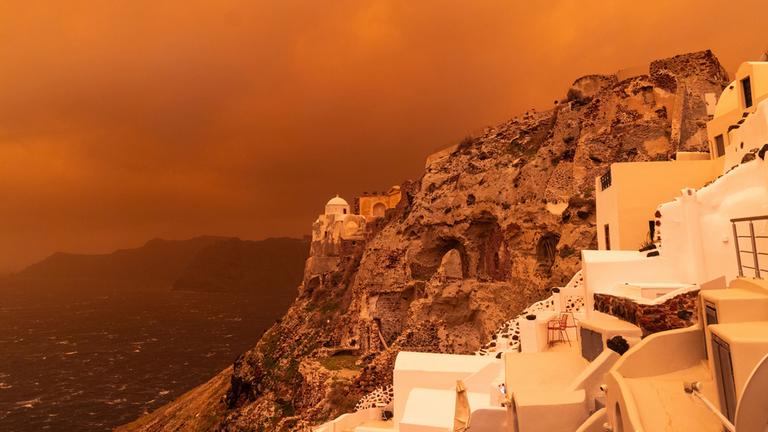 Kräftiger Sturm trägt Sand aus Afrika über die Insel Santorin und färbt den Himmel orangerot ein. Aufgenommen am 01.04.2026.