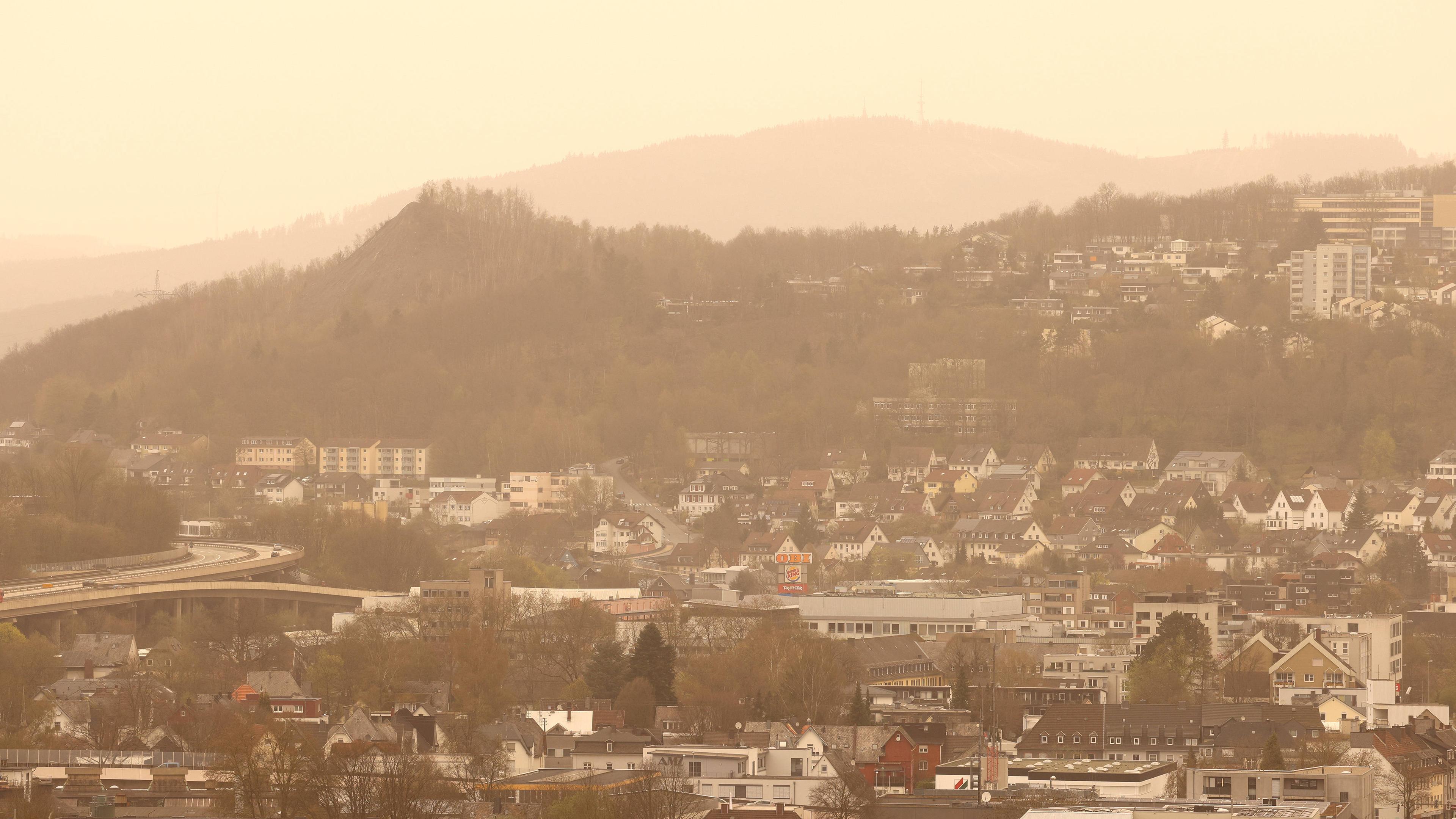 Der Saharastaub trübt den Himmel und die Sicht ein im Siegerland am 30.03.2024.