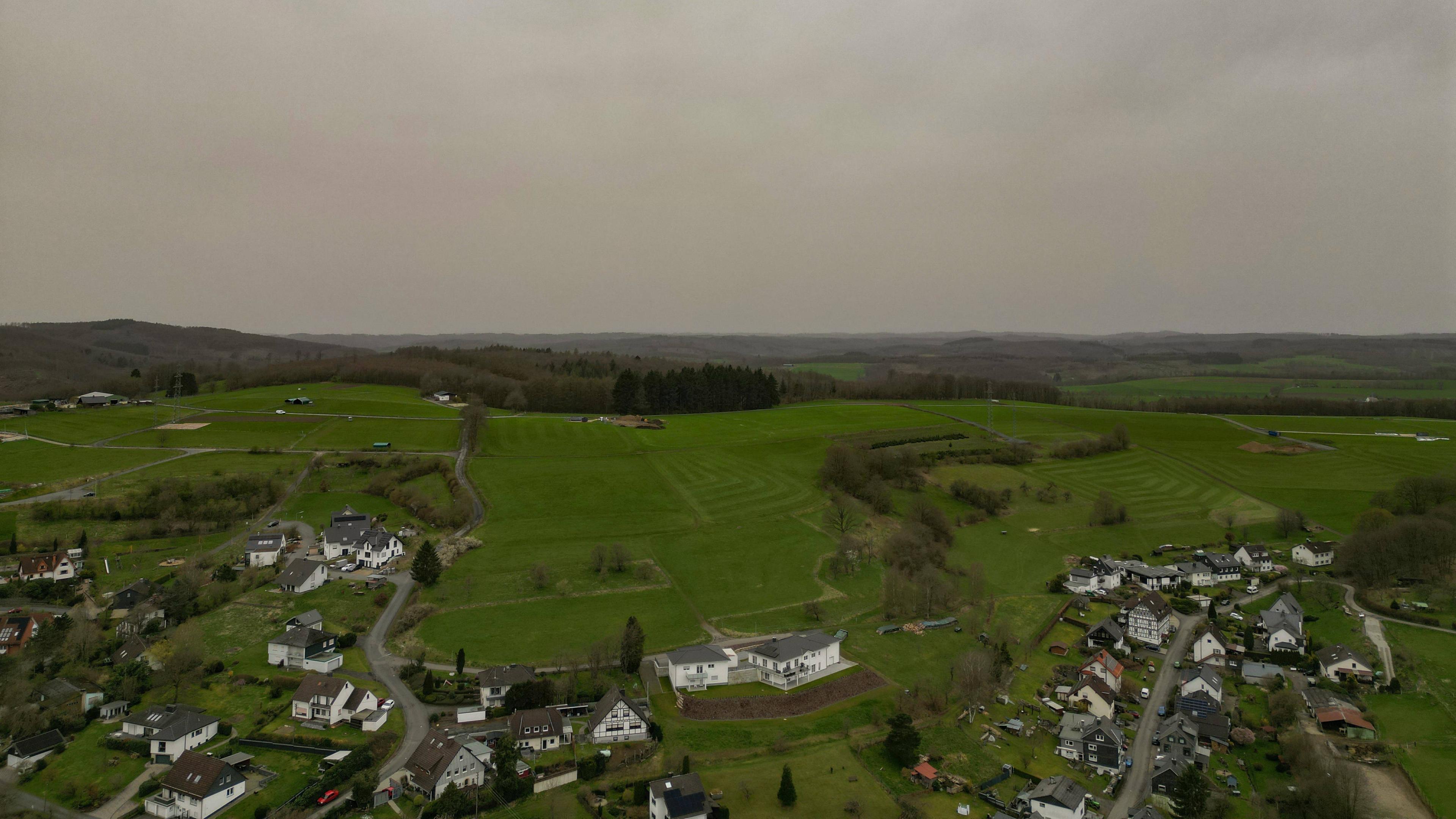 Der Saharastaub trübt den Himmel und die Sicht ein im Siegerland am 30.03.2024.