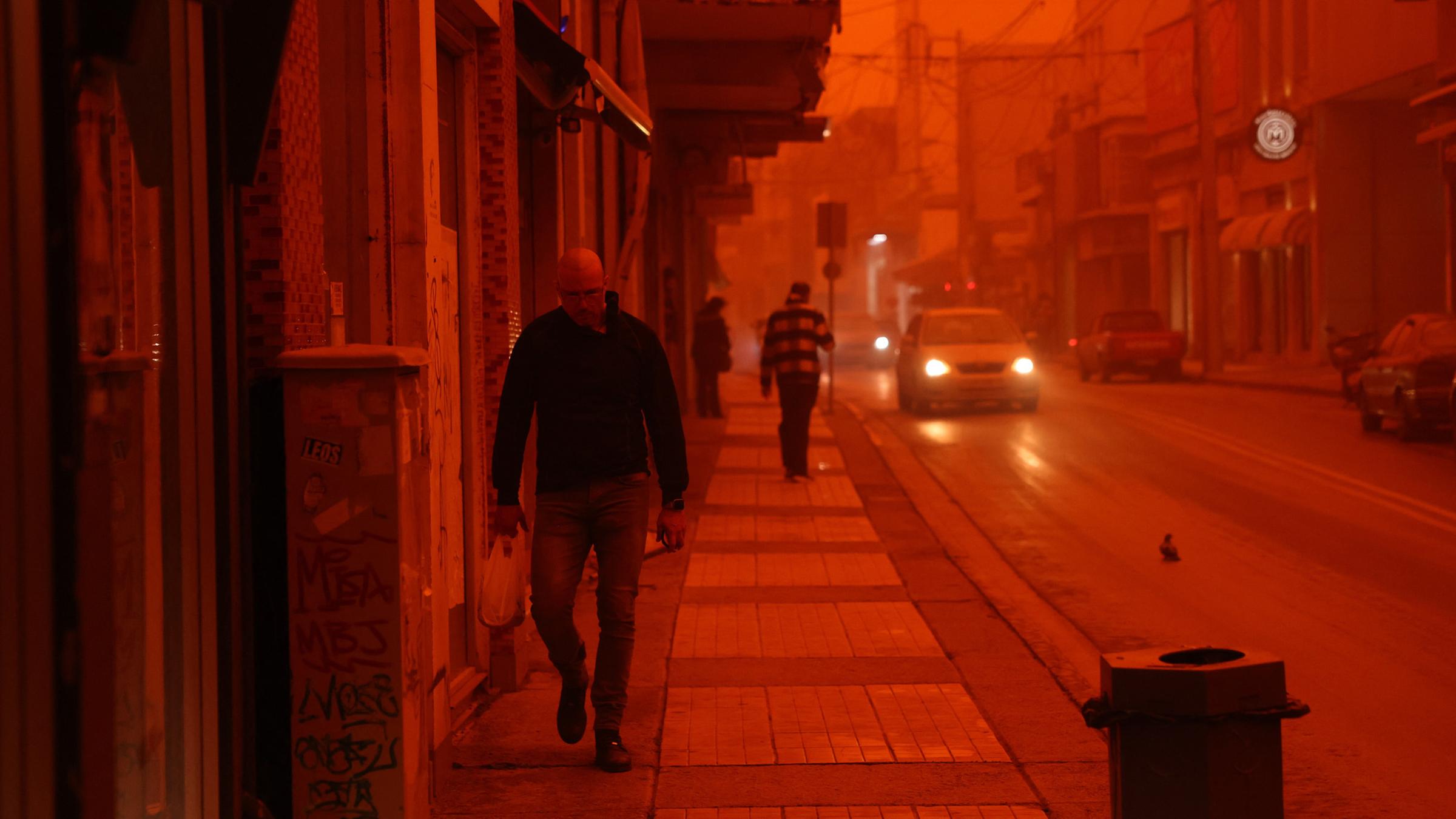 Kräftiger Sturm trägt Sand aus Afrika über die Insel Kreta und färbt den Himmel orangerot ein. Aufgenommen am 01.04.2026.