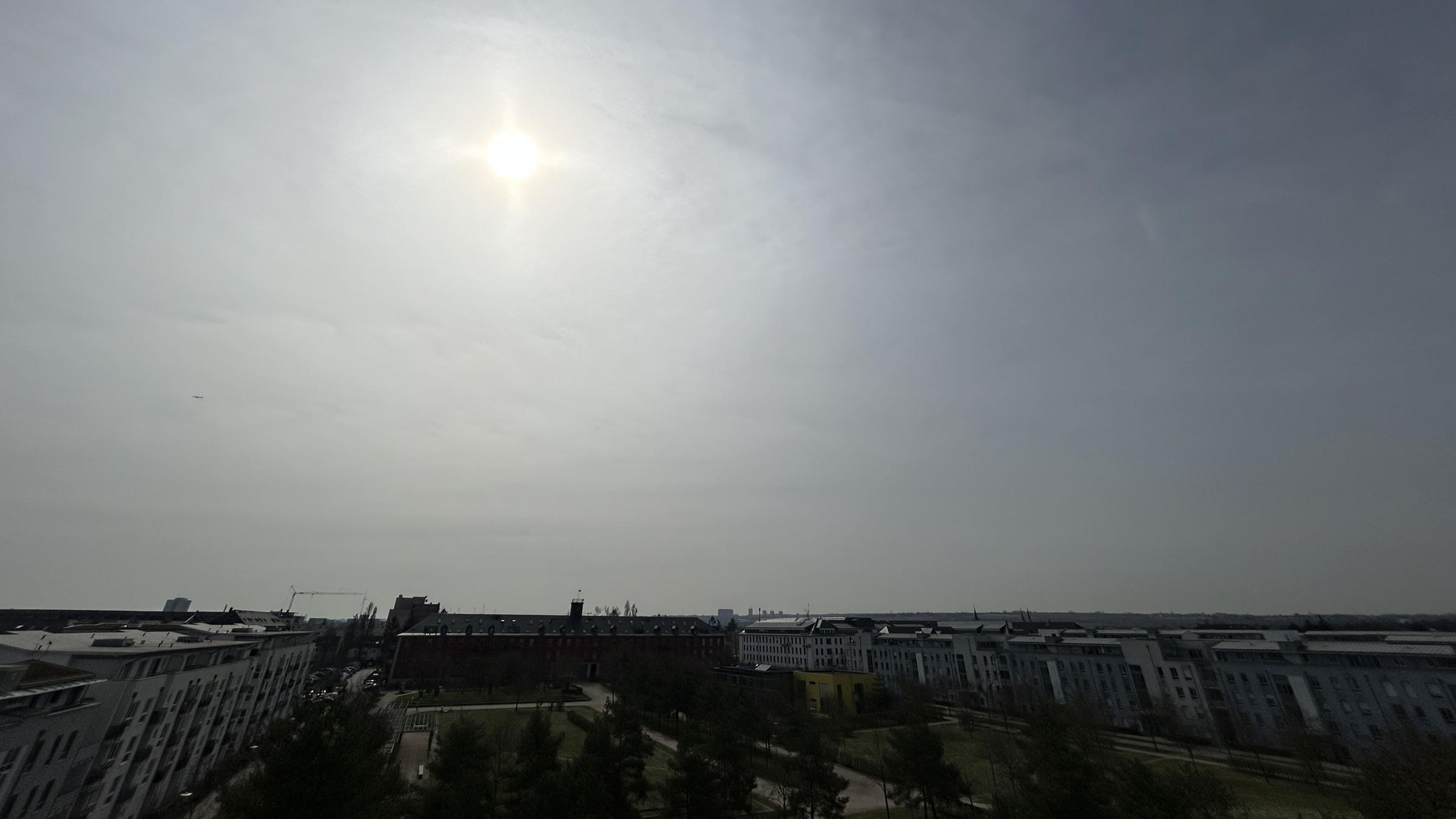 Sonne im grauen Himmel über Mainz