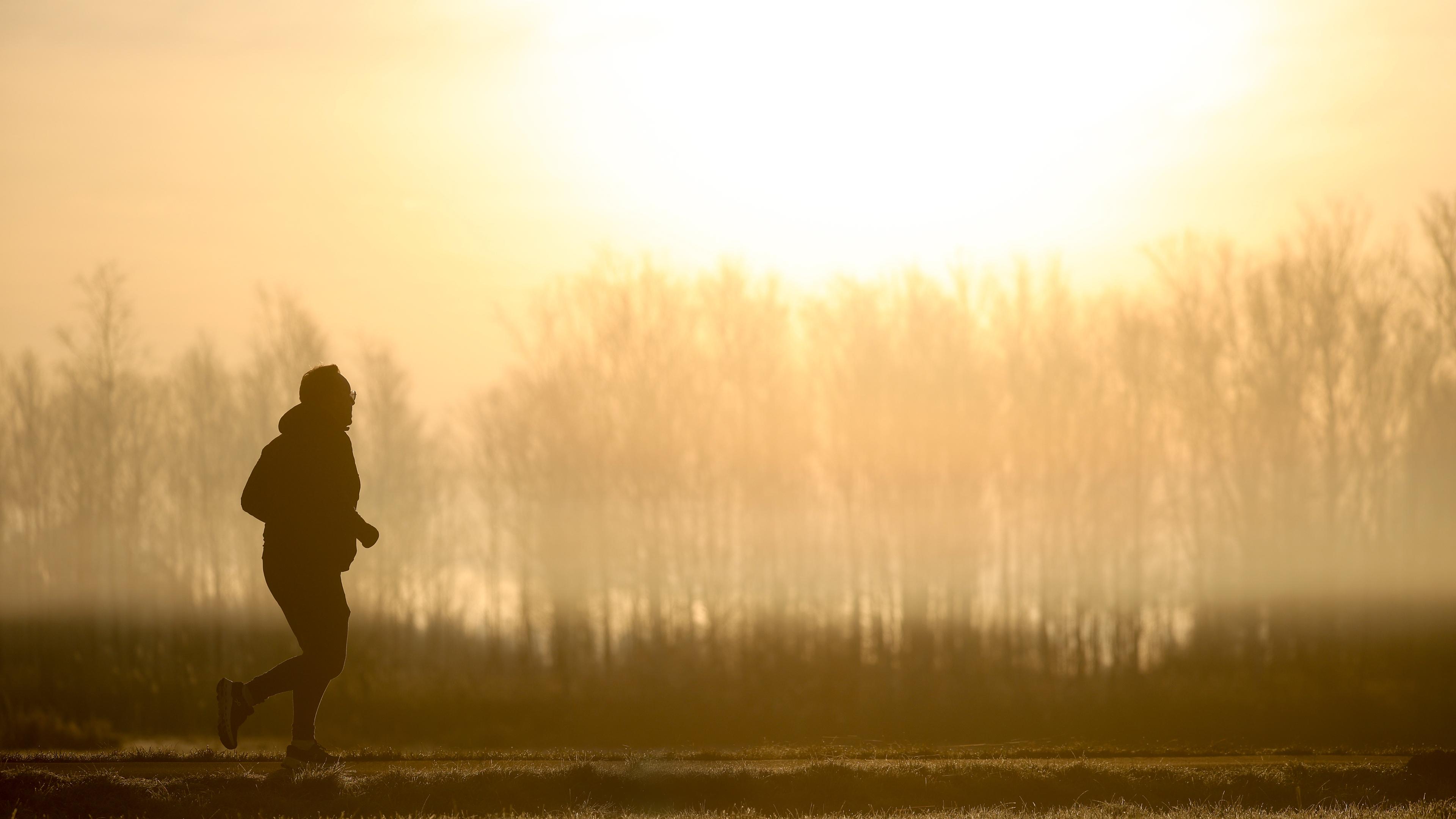 Jogger am Morgen im Saharastaub