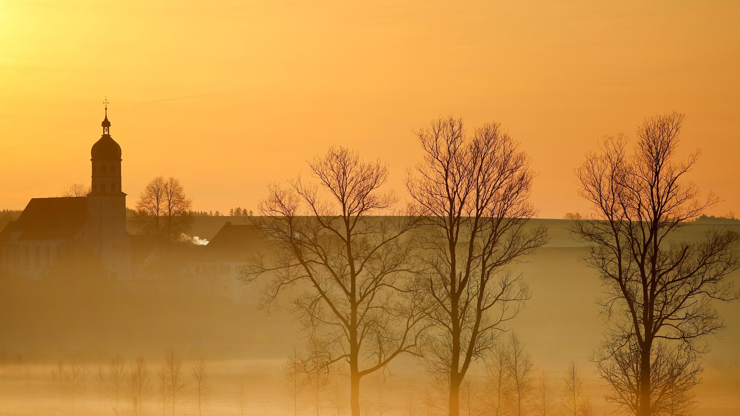 Saharastaub über Kirche