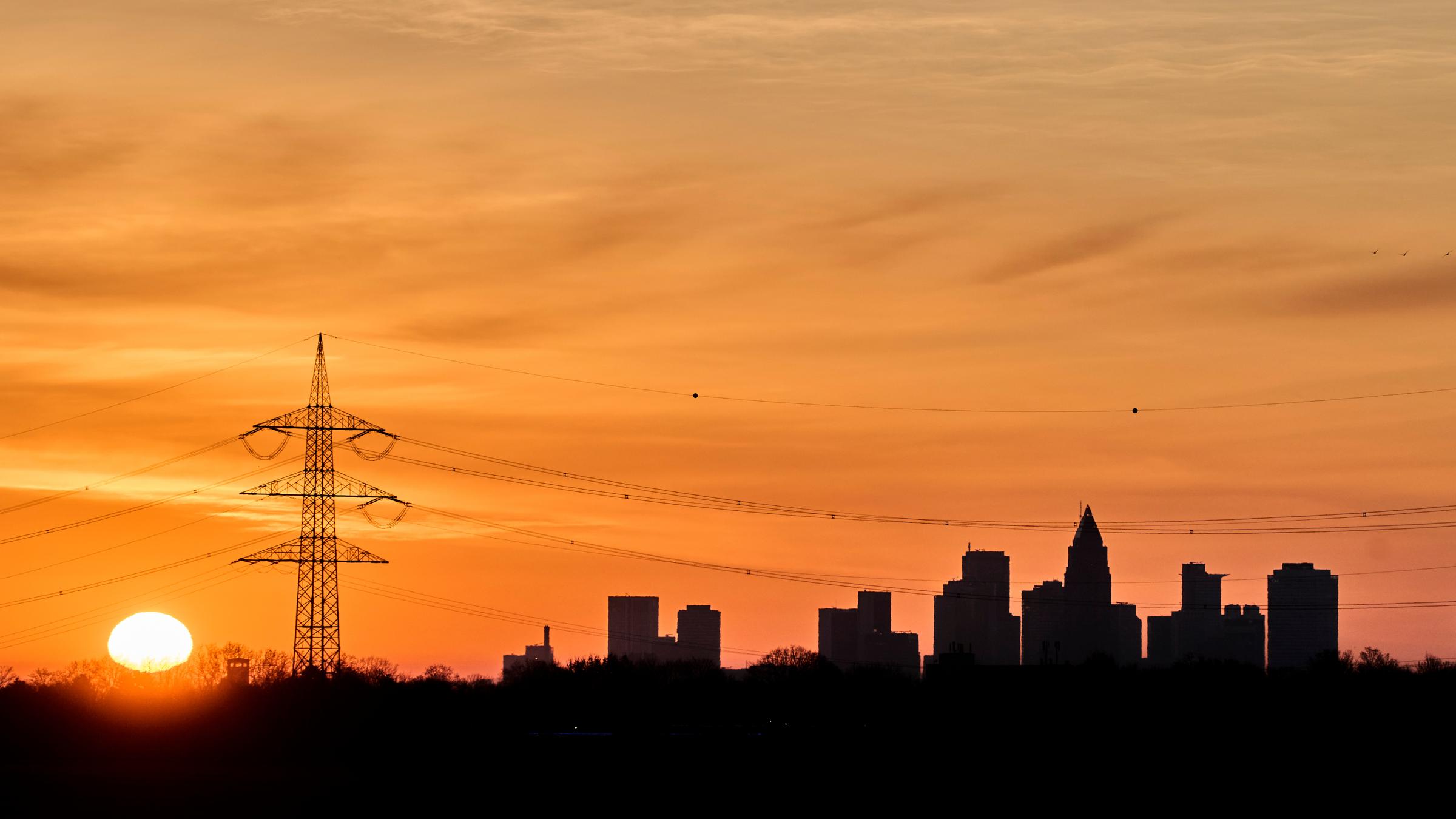 Sonne geht im Dunst über Frankfurt auf