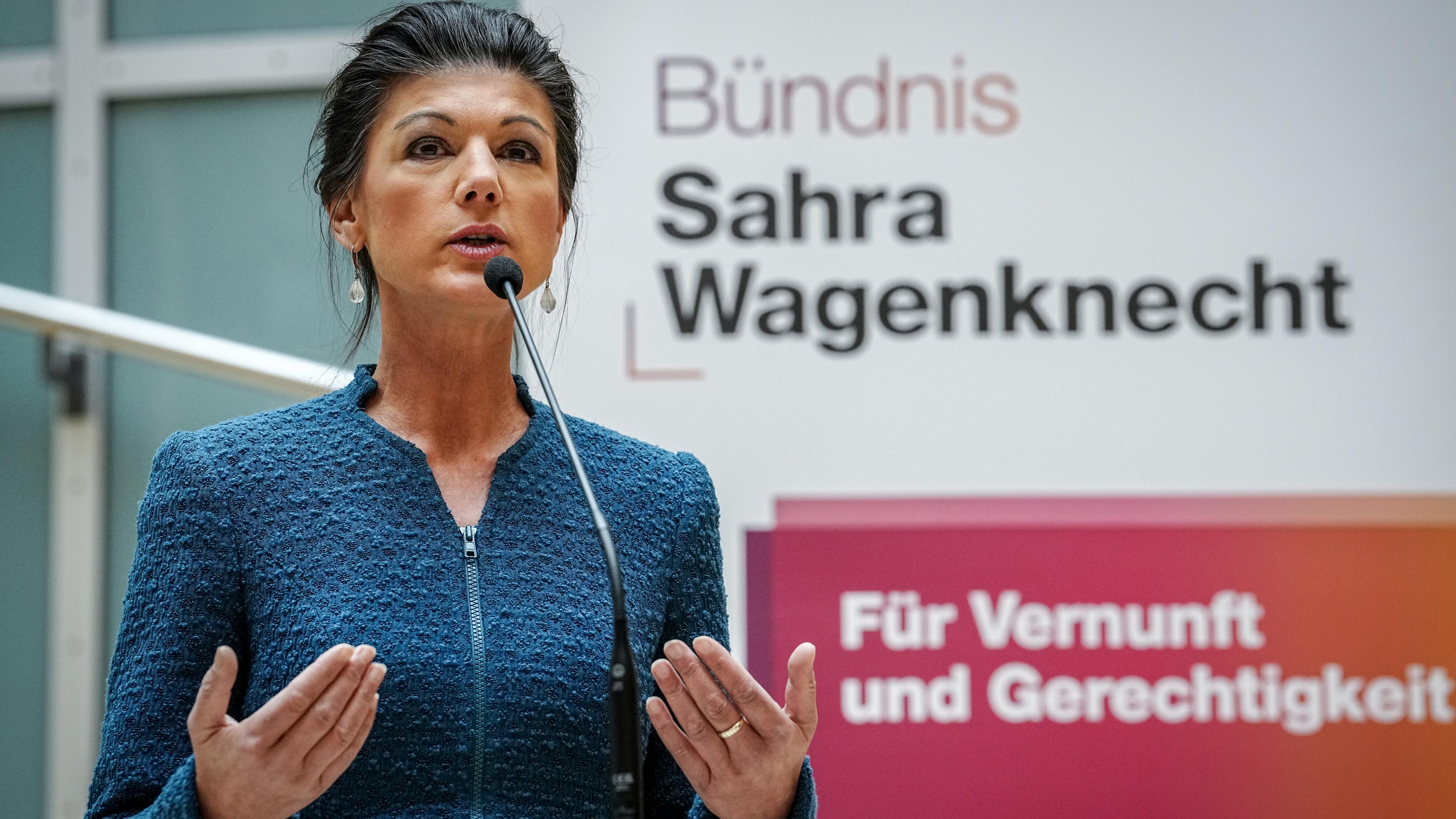 Berlin: Sahra Wagenknecht, Bundestagsabgeordnete, spricht anlässlich der Konstituierung der Gruppe "Bündnis Sahra Wagenknecht - Für Vernunft und Gerechtigkeit" auf einer Pressekonferenz.