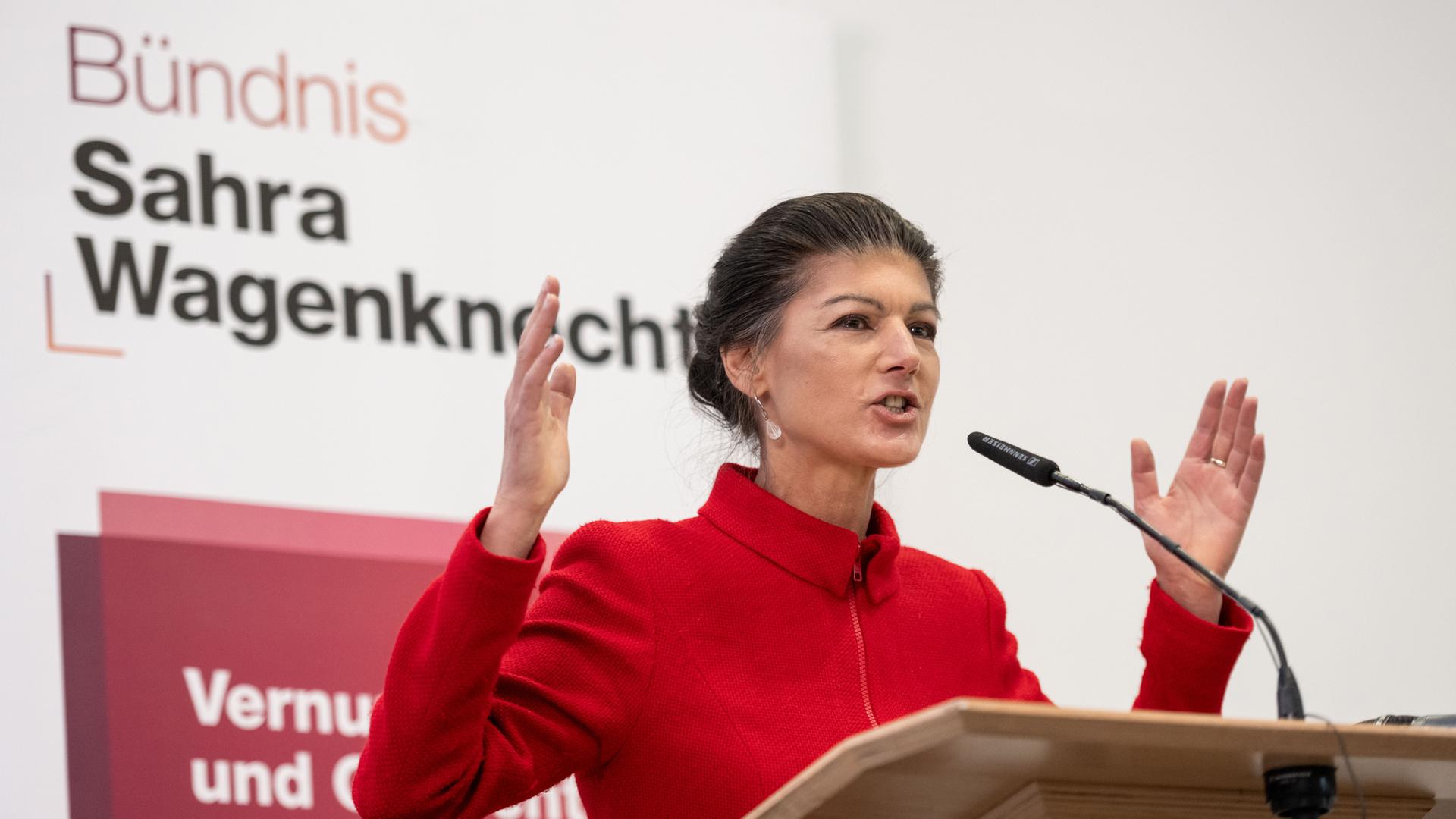 Parteichefin Sahra Wagenknecht redet zu den Mitgliedern. 