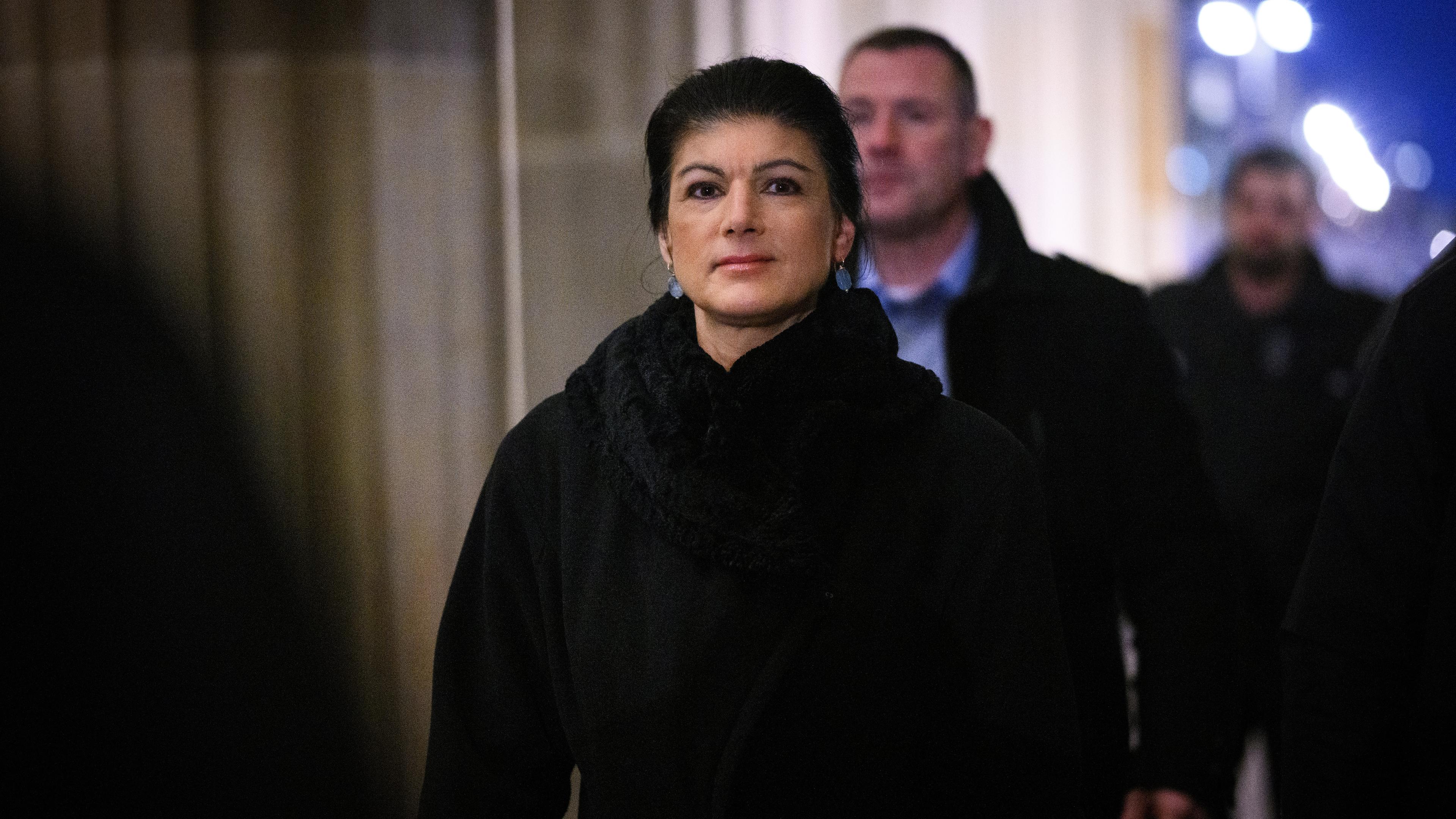 Sahra Wagenknecht, Parteivorsitzende des BSW, kommt zu einer Wahlkampfveranstaltung vom Bündnis Sahra Wagenknecht (BSW) auf dem Platz des 18. März vor dem Brandenburger Tor. 