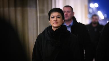 Sahra Wagenknecht, Parteivorsitzende des BSW, kommt zu einer Wahlkampfveranstaltung vom Bündnis Sahra Wagenknecht (BSW) auf dem Platz des 18. März vor dem Brandenburger Tor. 