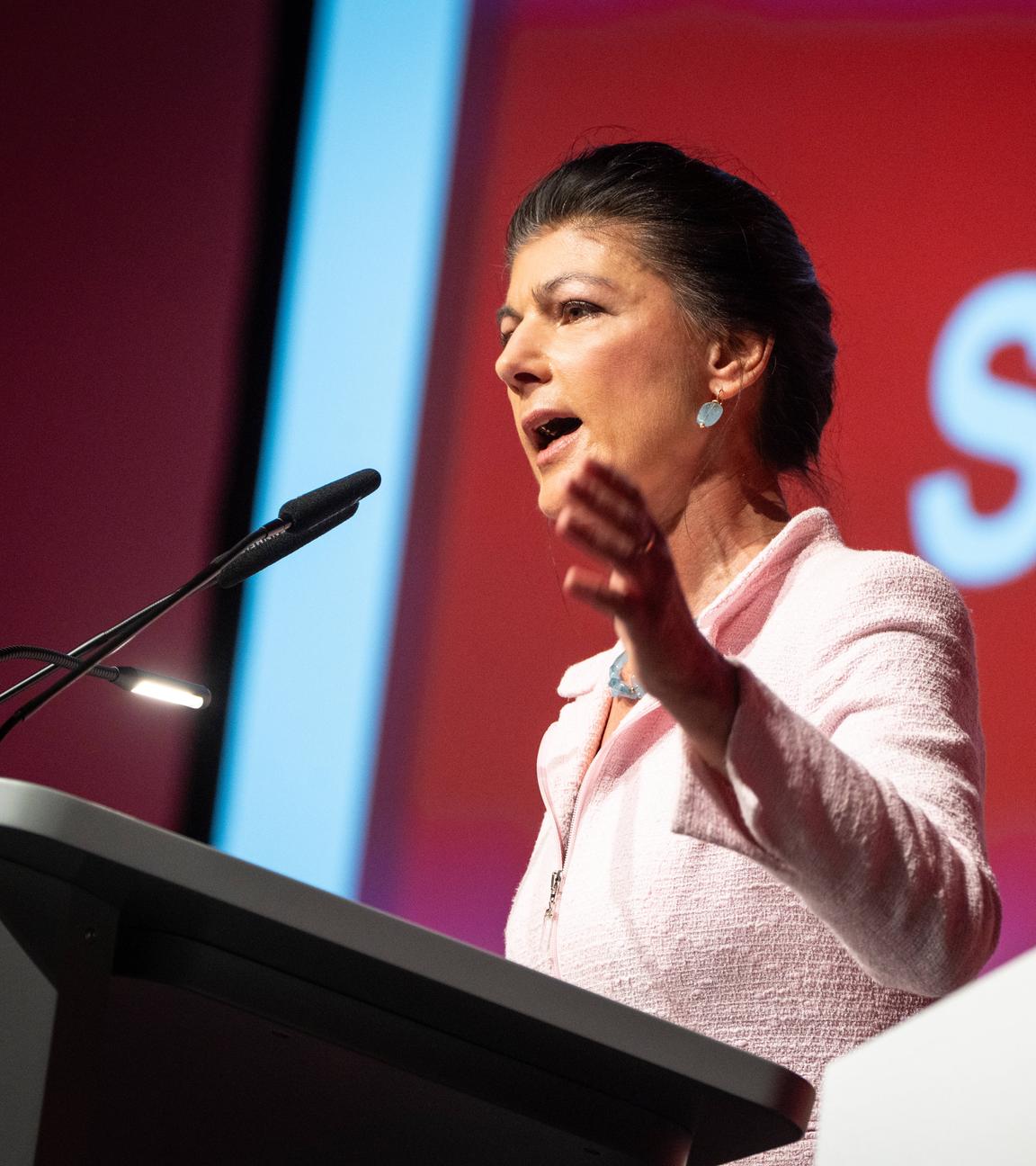 Die Parteigründerin Sahra Wagenknecht hält ihre letzte Rede als Parteivorsitzende vor dem Bundesparteitag am 06.12.2025. in Magdeburg.