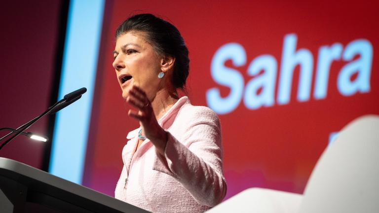 Die Parteigründerin Sahra Wagenknecht hält ihre letzte Rede als Parteivorsitzende vor dem Bundesparteitag am 06.12.2025. in Magdeburg.