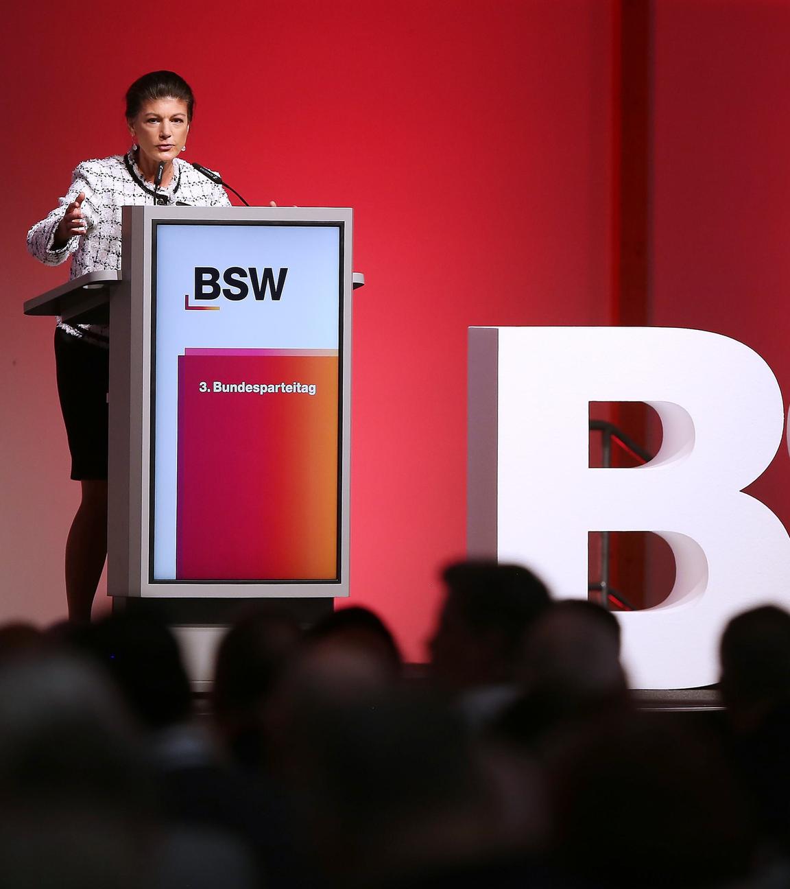 Sahra Wagenknecht am 07.12.2025 bei dem BSW-Bundesparteitag auf der Bühne in Magdeburg.