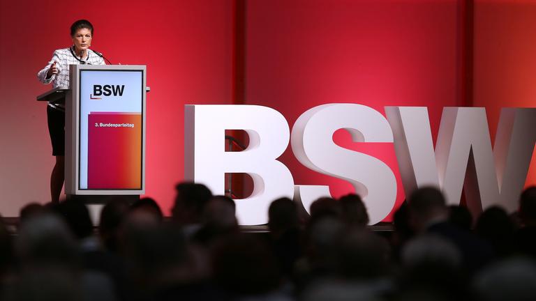 Sahra Wagenknecht am 07.12.2025 bei dem BSW-Bundesparteitag auf der Bühne in Magdeburg.