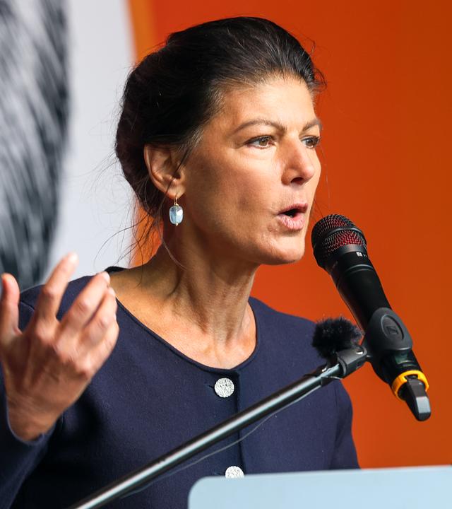 Sahra Wagenknecht spricht zu Teilnehmern einer Kundgebung des BSW in Sachsen-Anhalt 