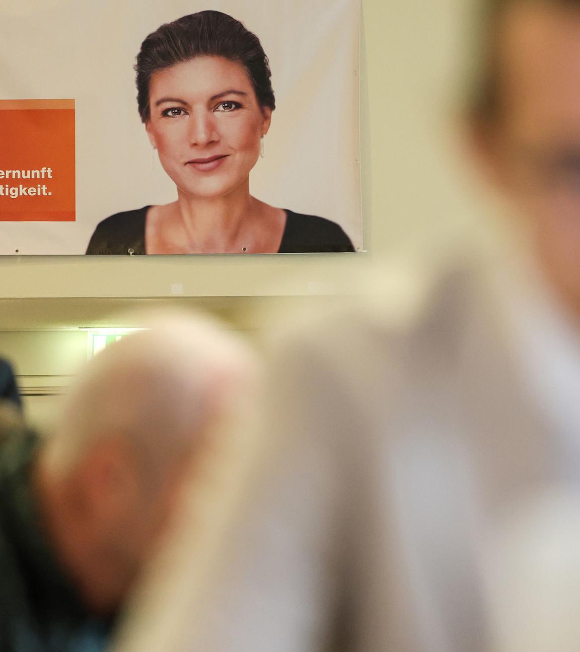Ein Plakat mit Sahra Wagenknecht vom BSW hängt in der Stadthalle in Burg.
