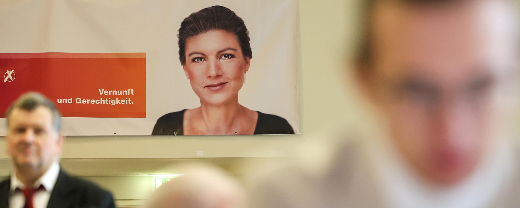 Ein Plakat mit Sahra Wagenknecht vom BSW hängt in der Stadthalle in Burg.