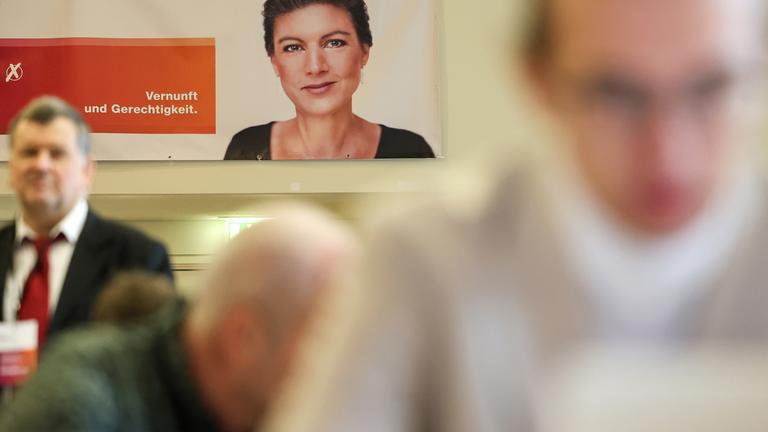Ein Plakat mit Sahra Wagenknecht vom BSW hängt in der Stadthalle in Burg.