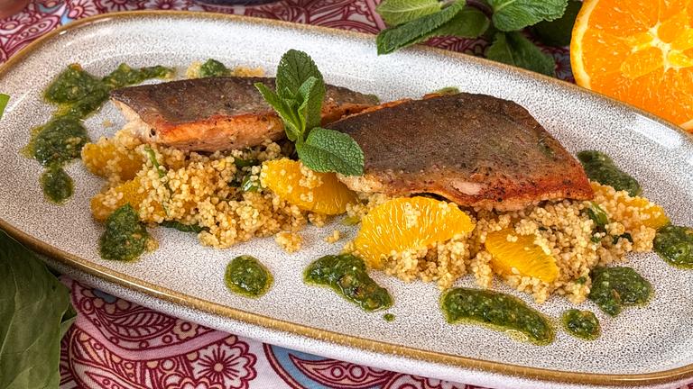 Saiblingsfilet auf Orangen-Couscous mit Pesto