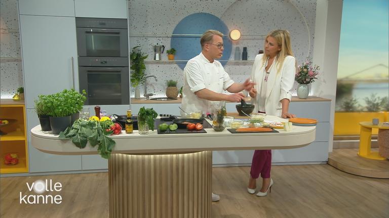 Nadine Krüger mit Mario Kotaska in der "Volle Kanne"-Küche.