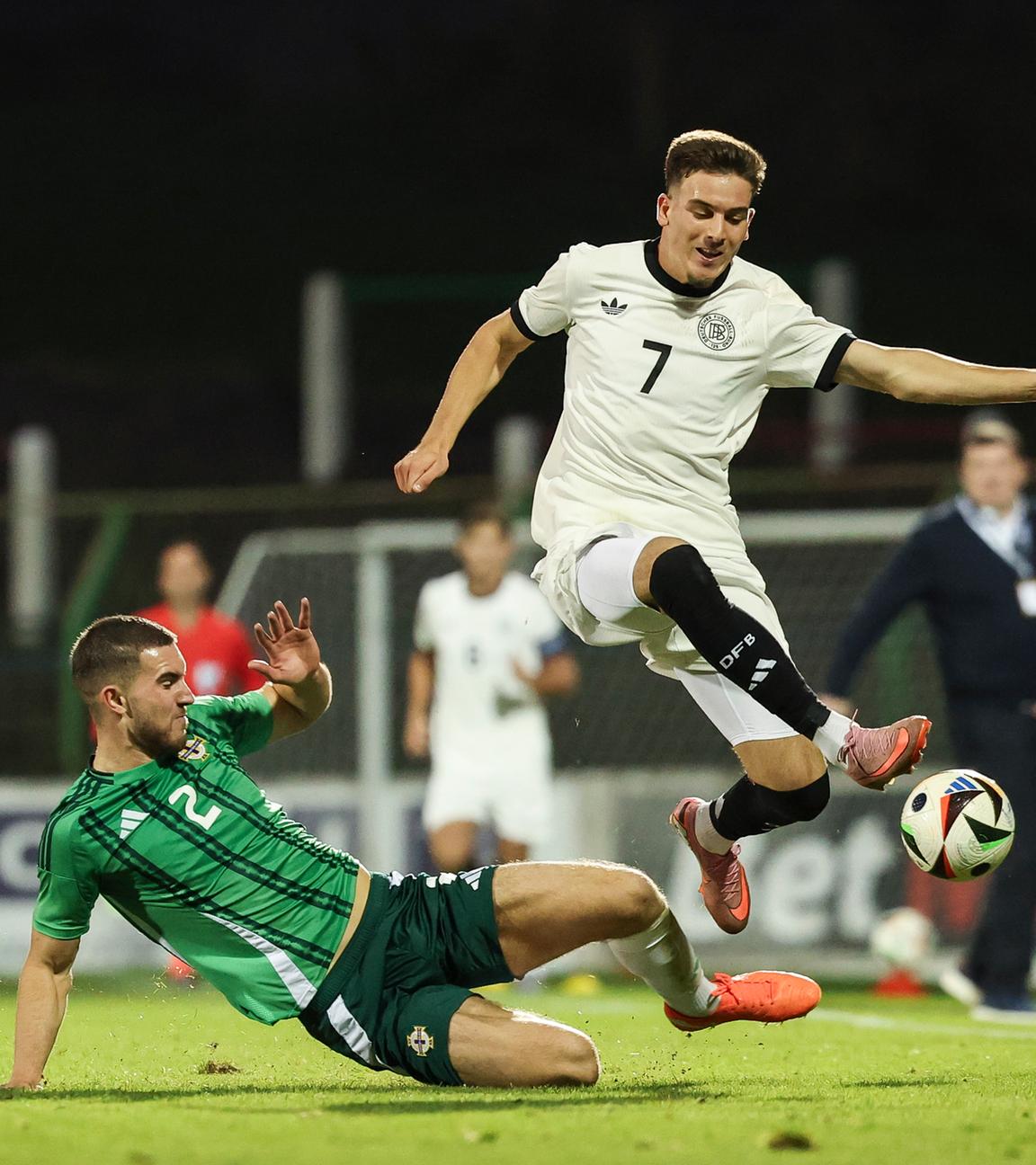 Said El Mala (Deutschland, r) und Tommy Fogarty (Nordirland) kämpfen um den Ball im Spiel am 14.10.2025 im britischen Belfast.