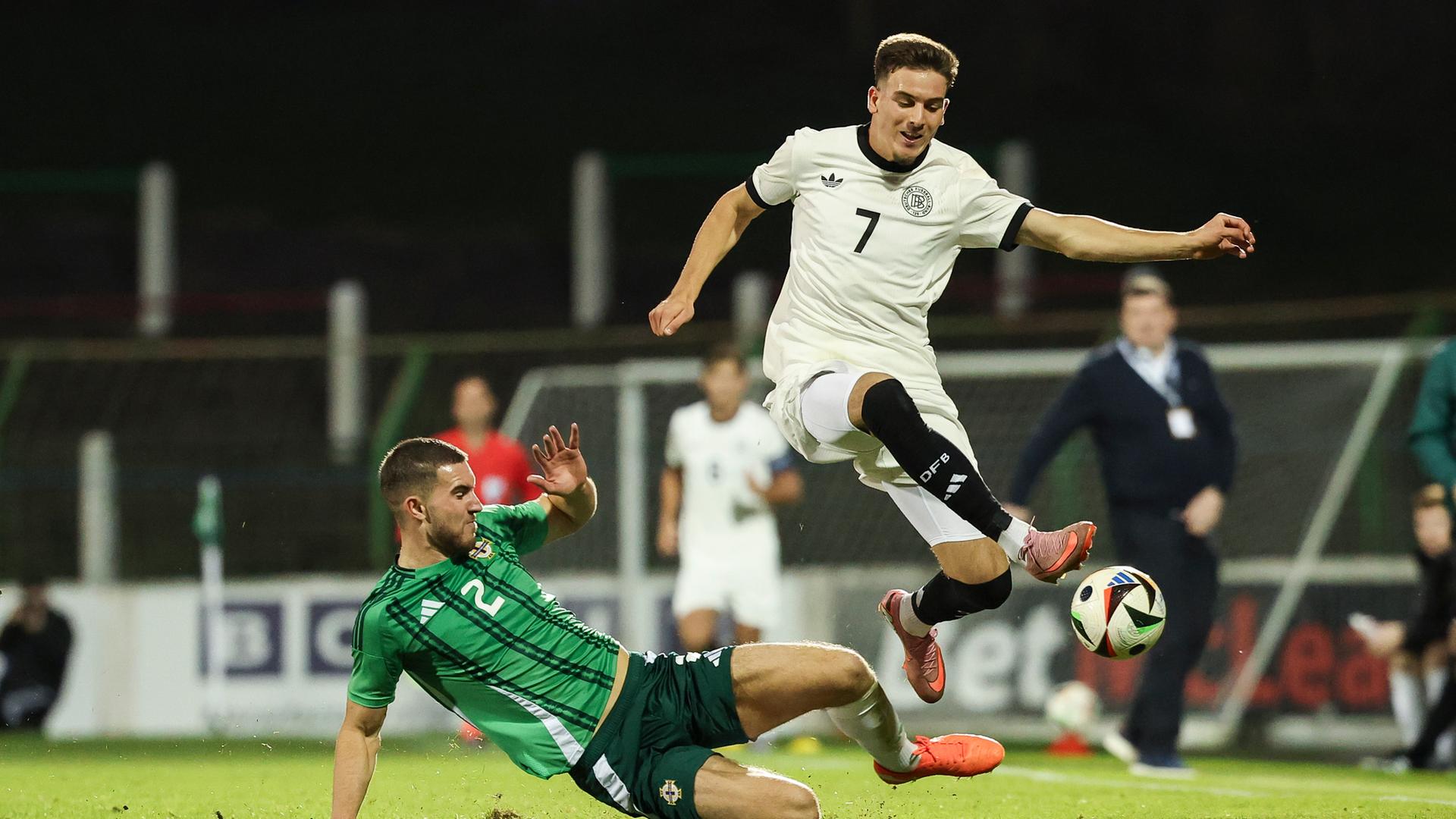 Said El Mala (rechts) zieht am 14. Oktober 2025 im EM-Qualifikationsspiel der U21-Junioren am Nordiren Tommy Fogarty vorbei.