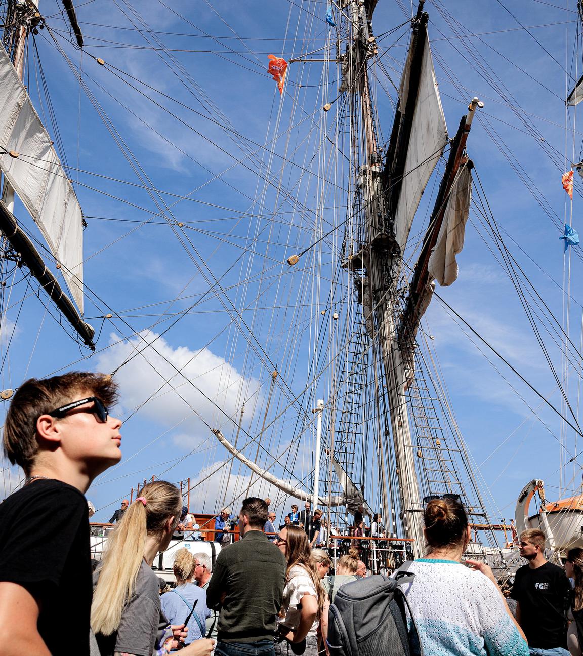 Zuschauer beobachten den Klipper Stad Amsterdam bei der SAIL-In-Parade am ersten Tag des maritimen Festivals Sail Amsterdam in Amsterdam.