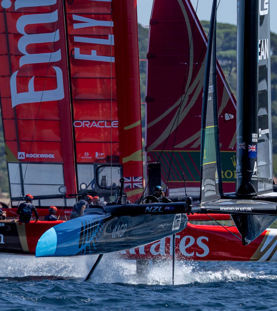 Das neuseeländische SailGP-Team um Steuermann Peter Burling weicht am ersten Tag des France Sail Grand Prix am 12. September 2025 knapp dem britischen Team von Dylan Fletcher aus.