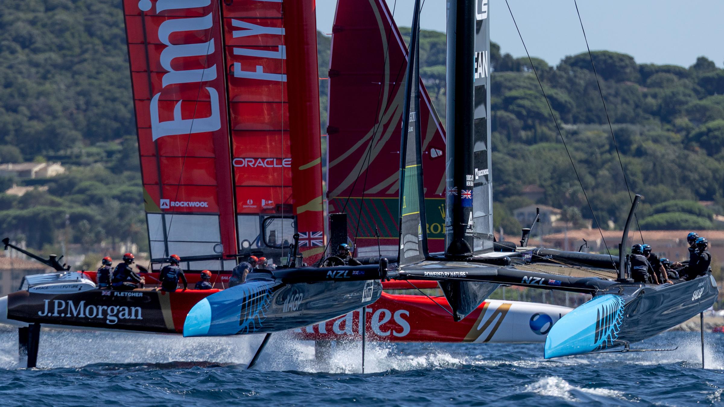Das neuseeländische SailGP-Team um Steuermann Peter Burling weicht am ersten Tag des France Sail Grand Prix am 12. September 2025 knapp dem britischen Team von Dylan Fletcher aus.