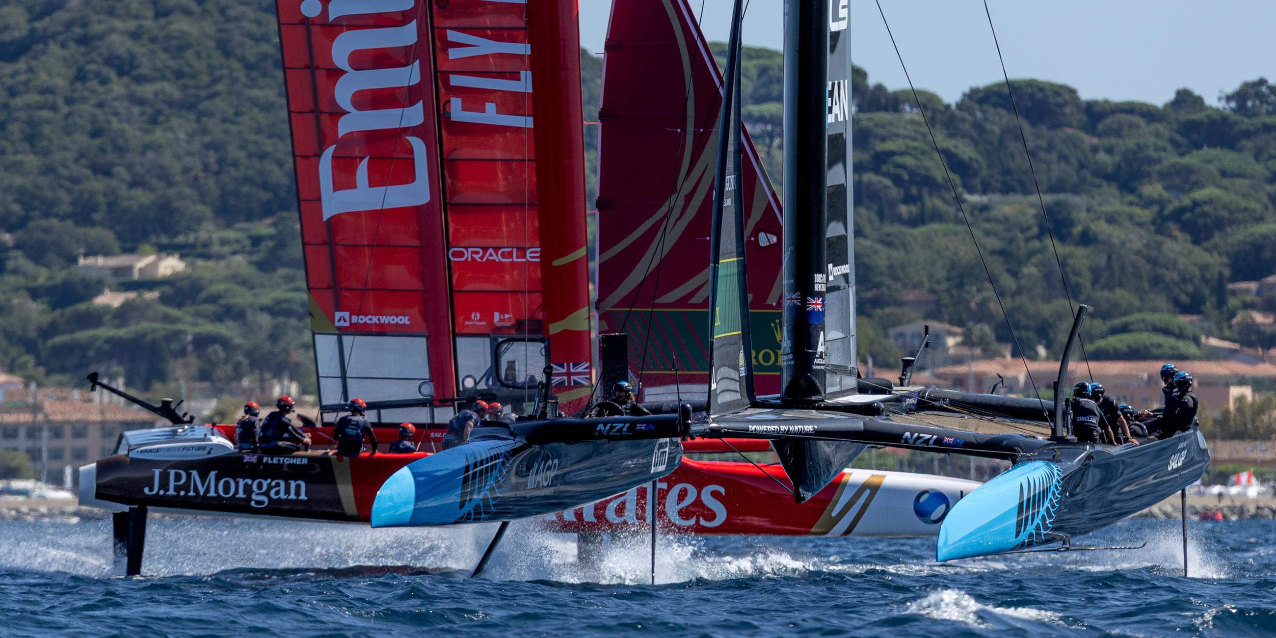 Das neuseeländische SailGP-Team um Steuermann Peter Burling weicht am ersten Tag des France Sail Grand Prix am 12. September 2025 knapp dem britischen Team von Dylan Fletcher aus.