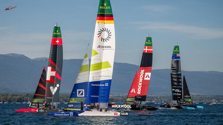 20.09.2025, Genf, Schweiz: Die Teams aus der Schweiz, Deutschland, Dänemark und Australien treten mit ihren 50-Fuß-Foilkatamaranen beim SailGP-Event auf dem Genfer See gegeneinander an.
