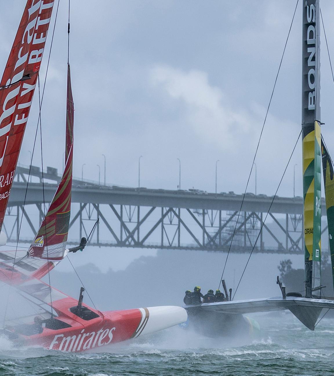 Das Flying Roos SailGP Team mit Steuermann Tom Slingsby segelt vor dem Emirates Great Britain SailGP Team mit Steuermann Dylan Fletcher am zweiten Renntag des ITM New Zealand Sail Grand Prix am 15. Februar 2026 in Auckland, Neuseeland.