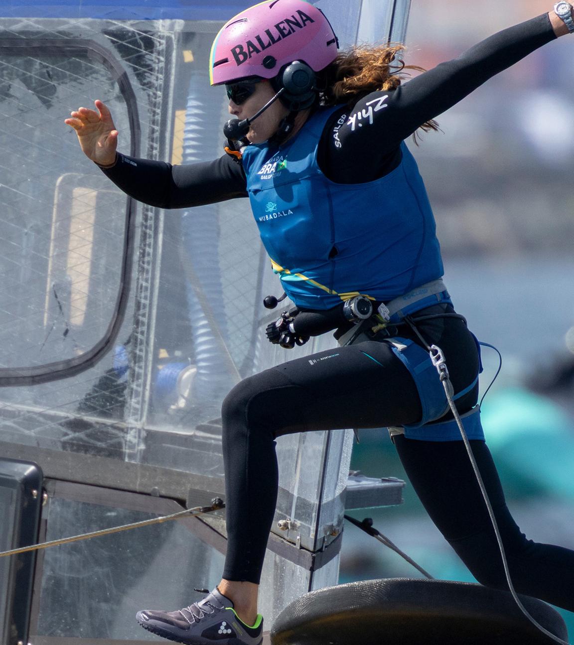 Martine Grael beim Seitenwechsel in SailGP-Action