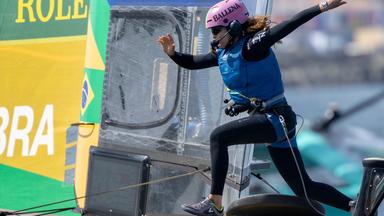 Martine Grael beim Seitenwechsel in SailGP-Action