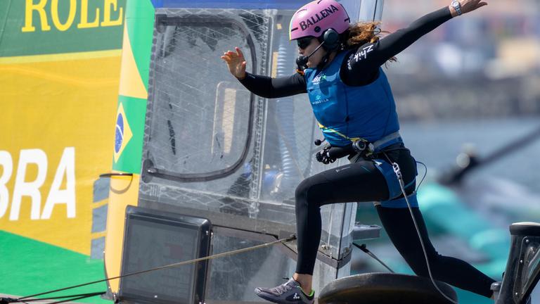 Martine Grael beim Seitenwechsel in SailGP-Action