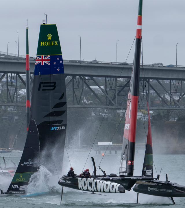 Die Boote von Neuseeland und Frankreich kollidieren beim Sail-GP-Rennen vor Auckland