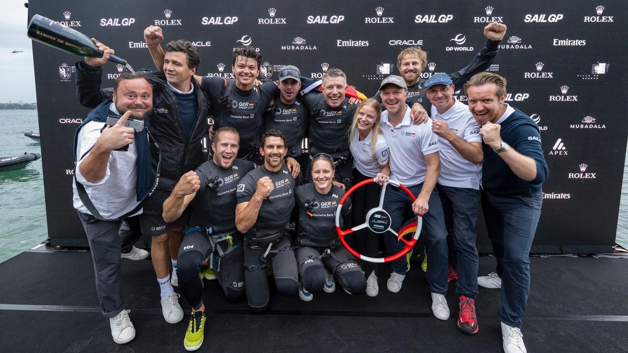 Das deutsche Team jubelt nach ihrem Sieg beim SailGP.