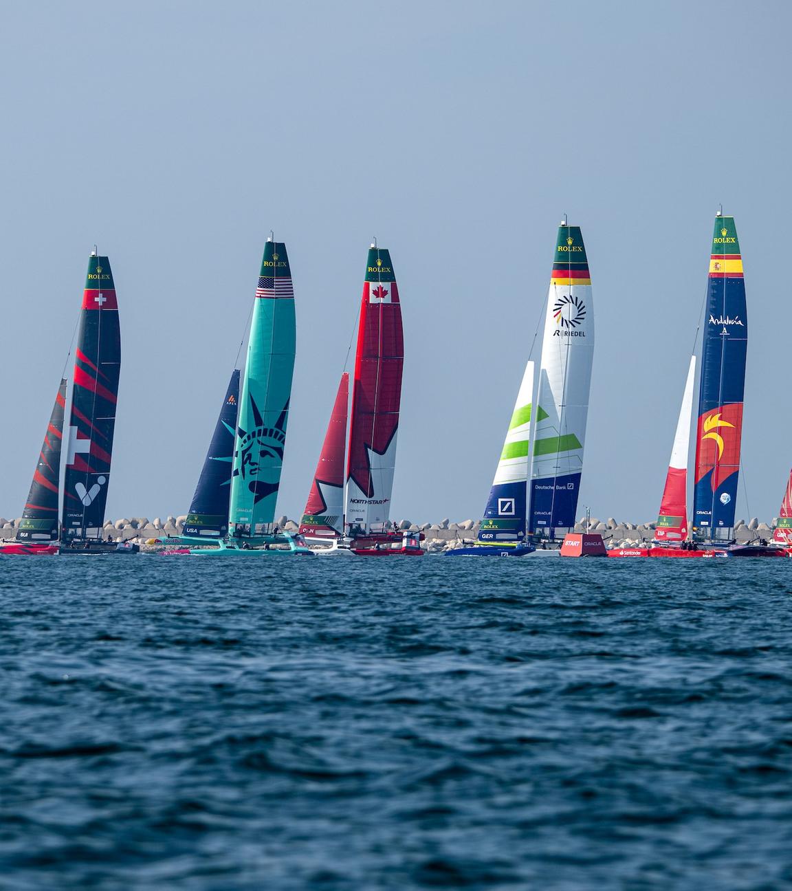 Die SailGP-Flotte am ersten Renntag der neuen Saison in Dubai.