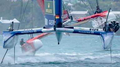 In dieser Szene jagen die Briten die Deutschen. Die Aufnahme entstand beim SailGP vor Bermuda im Mai.