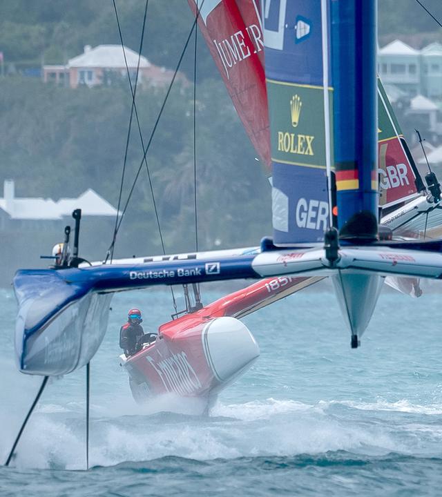 In dieser Szene jagen die Briten die Deutschen. Die Aufnahme entstand beim SailGP vor Bermuda im Mai.