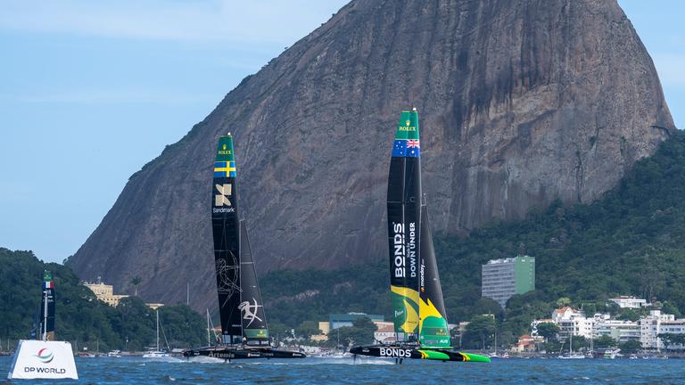 Die australischen Sieger und das schwedische Team Artemis. 